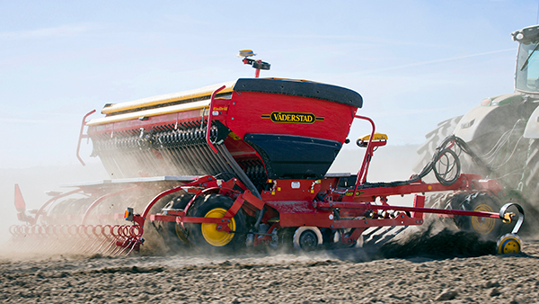 Rapid seed drill in action Rapid, year model 2015